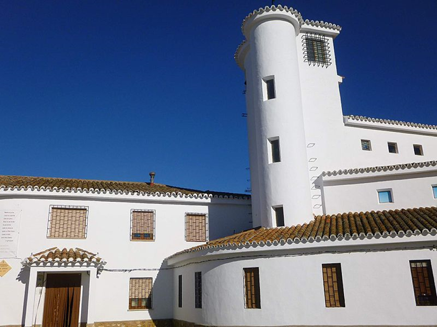 Fachada y torre encalada del convento de las Carmelitas Descalzas de Villarrobledo