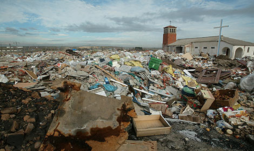 Iglesia de la Cañada Real rodeada de escombros y residuos