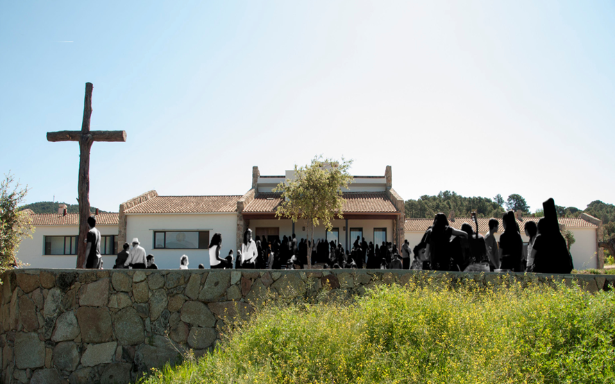 Personas reunidas junto al Monasterio de la Conversión bajo una gran cruz de madera